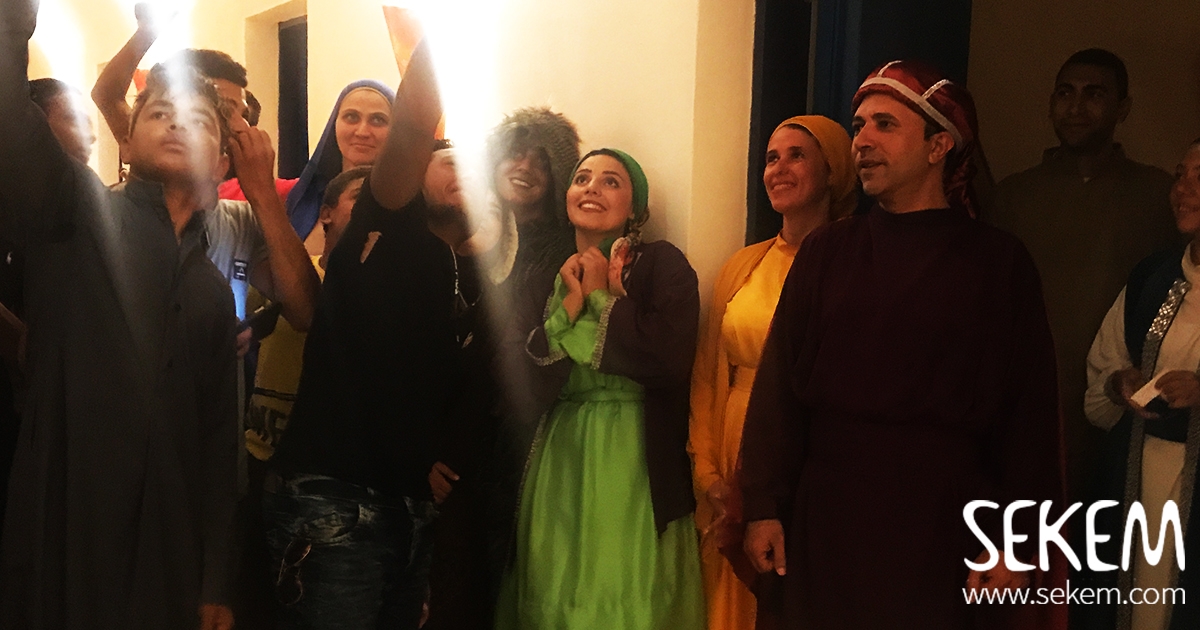 مسرحية ＂جميل وجميلة＂ في قلب الصحراء المصرية