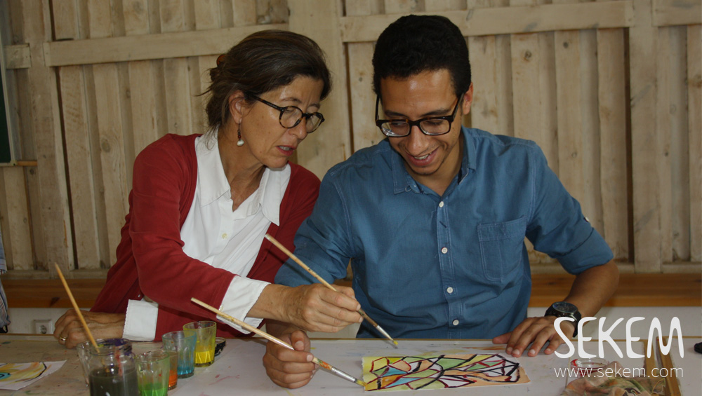 SEKEM co-workers Abdullah Ahmed and Yvonne Floride creating a picture in teamwork.