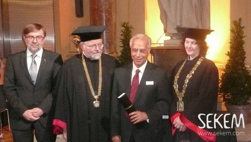 Dr. Ibrahim Abouleish receives the Golden Diploma from the University of Technology Graz.