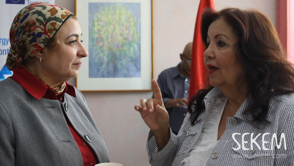 Dr. Naglaa El-Adly (stellvertretend für Dr. Mervat El-Telawi, Vorsitzende der nationalen Vereinigung von Frauen) im Gespräch mit Dr. Kadria Motaal, Leiterin der Abteilung für Forschung und Innovation an der Heliopolis Universität im Gespräch 