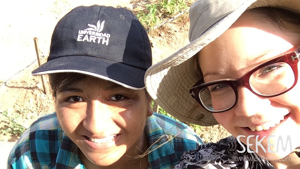 Laura Mack (right) with her SEKEM colleague during her research on the field.
