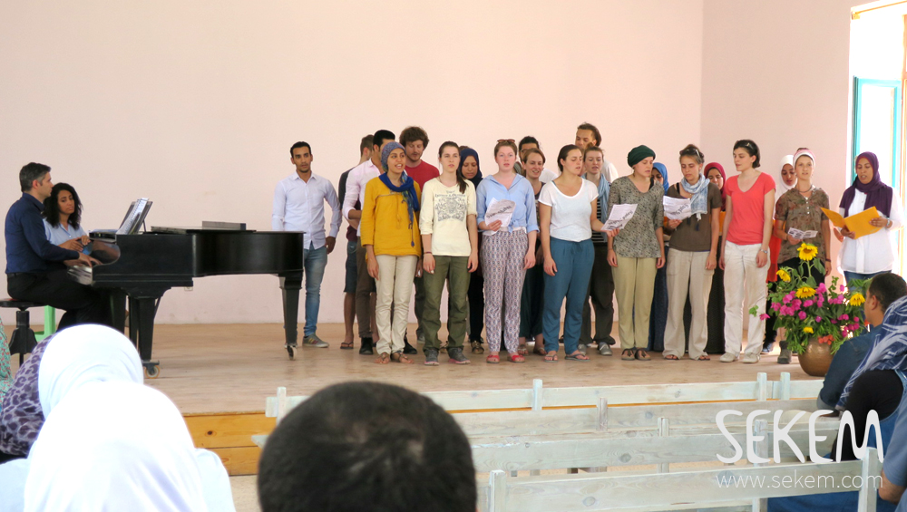 The students sing for the SEKEM employees
