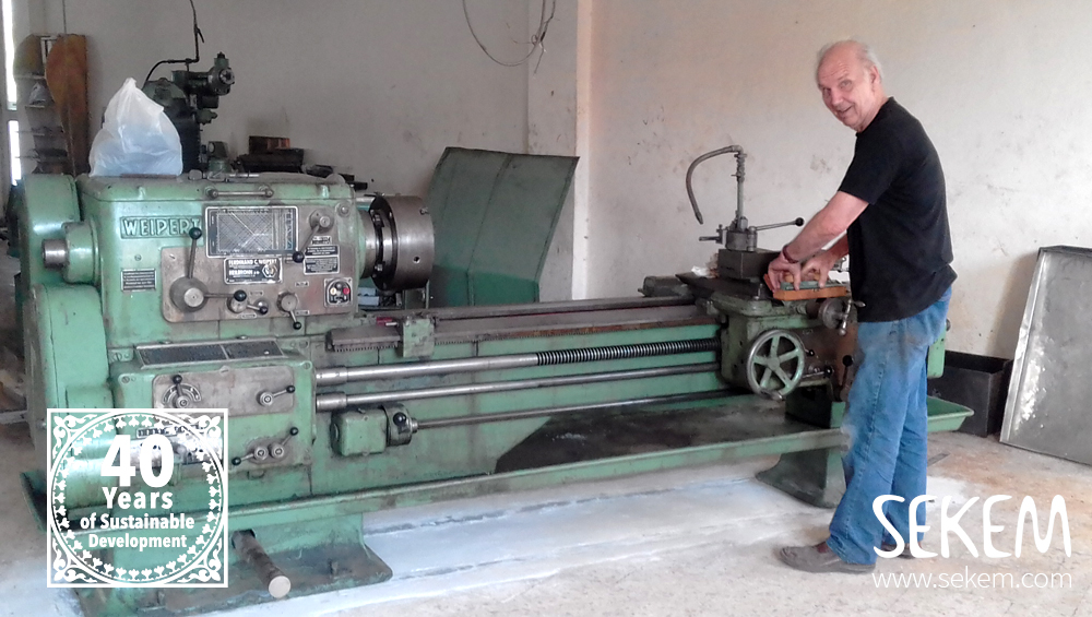 Der deutsche Lehrer Wilfried Ulrich hilft bei der Installation der Maschinen.