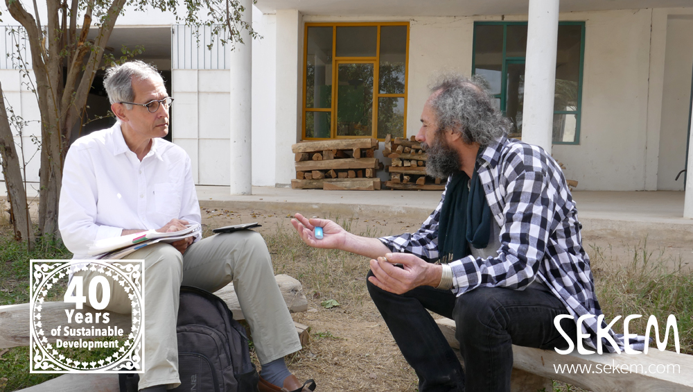 Francis (rechts) im Gespräch mit Fausi Marti. 