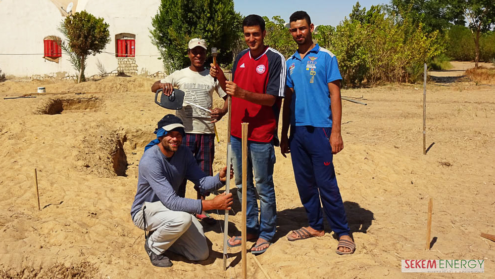El-Sayed Mohamed (zweiter von rechts) mit seinen Kollegen bei der Installation der neuen Solar-Pumpe.