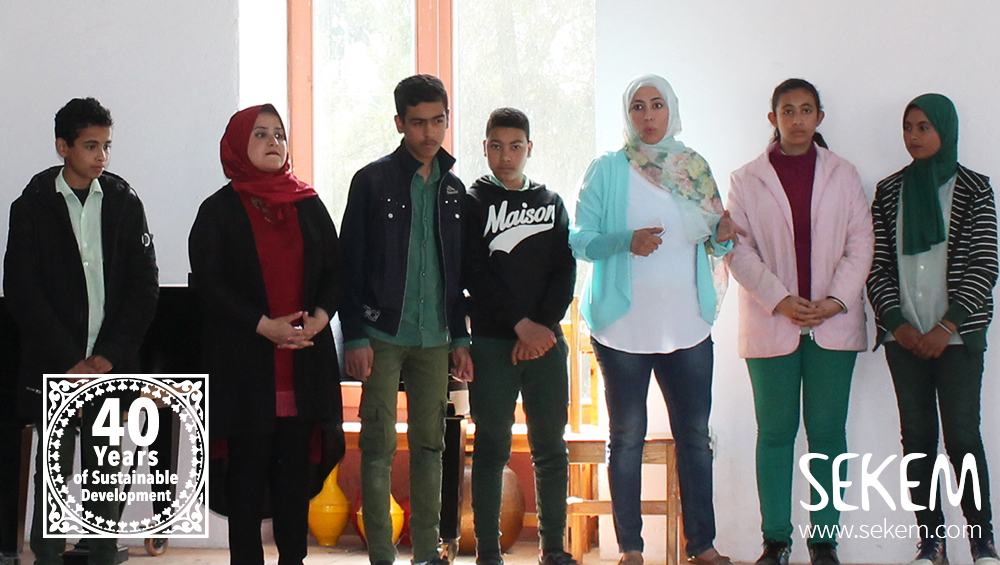 Hanem Yousef (zweite von rechts), die Leiterin der Ausbildung für Elektrotechnik berichtet von der Zusammenarbeit ihrer weiblichen und männlichen Schüler.